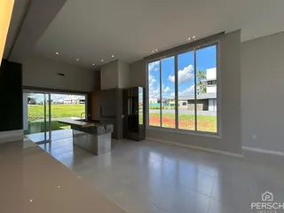 Sala de estar ampla com portas de vidro que dão acesso a uma área externa.