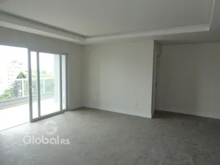 Ambiente interno com grande porta de vidro e vista para o exterior.
