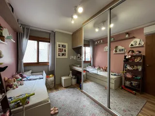 Quarto com duas camas e janela em um imóvel no Brasil.