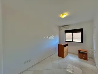 Vista interna de um ambiente com piso de cerâmica e paredes brancas.