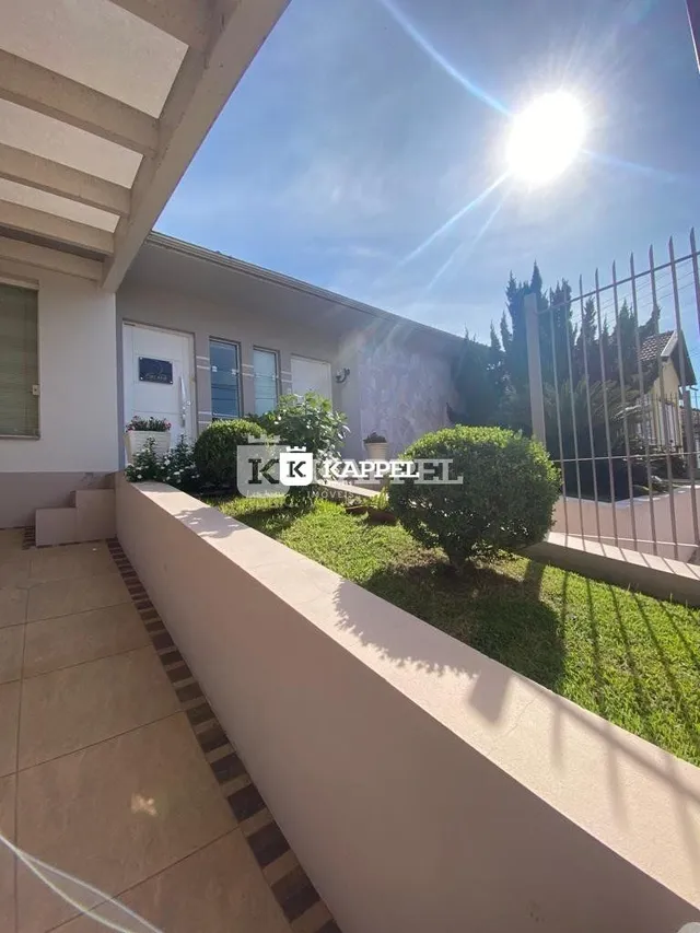 Vista externa da área com muro e jardim de uma propriedade em Lajeado.