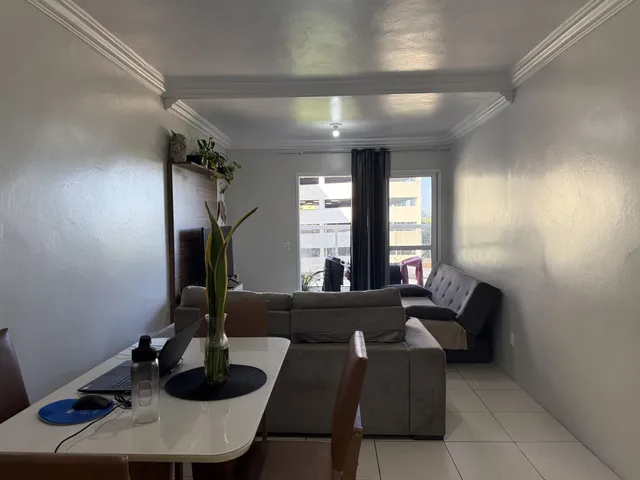 Foto de uma sala de estar com sofá e mesa de jantar.