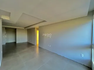 Vista interna de um ambiente com paredes claras e piso de cerâmica.