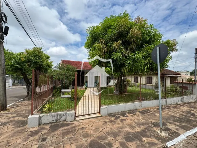 Fachada de uma residência com cerca e jardim em Lajeado.
