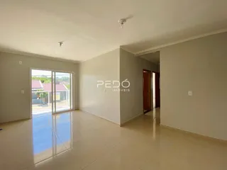Sala de estar com piso de cerâmica e porta de vidro que dá para o exterior.
