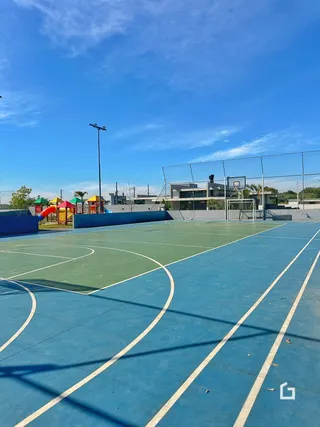 Foto de uma quadra esportiva externa em uma propriedade.