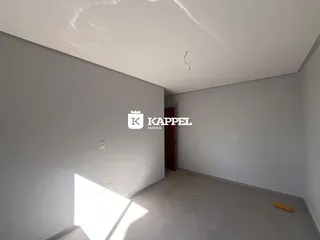 Foto de um cômodo interno com paredes brancas e piso claro.