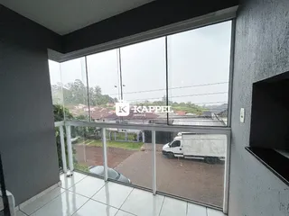 Vista da sala através de grandes janelas de vidro.