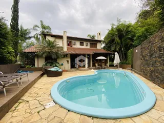 Foto da fachada de uma casa com piscina e área externa em Lajeado, Brasil.