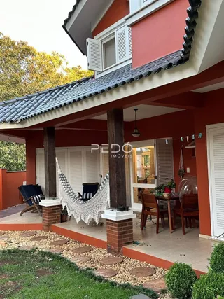 Fachada de uma casa em Lajeado, Brasil, com telhado de telhas.