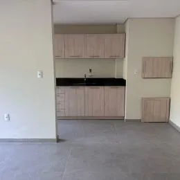 Armários de cozinha com bancada escura em um imóvel em Lajeado.