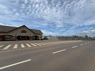 Vista externa de um edifício com fachada de telhado inclinado em Lajeado.