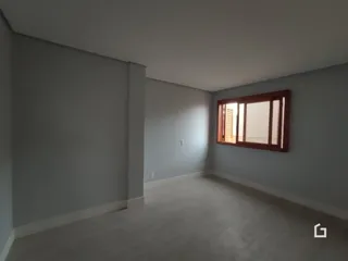 Vista interna de um ambiente com paredes cinzas e piso claro.