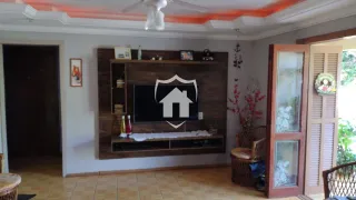 Sala de estar com painel de madeira e televisão.
