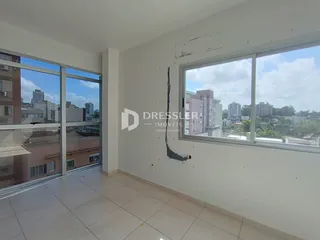 Ambiente interno com grandes janelas que oferecem vista da cidade.