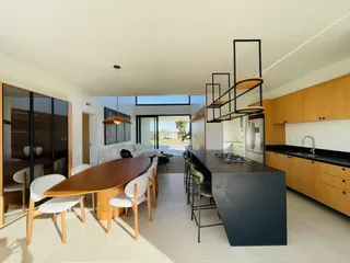 Ambiente de sala de jantar e cozinha em um imóvel moderno.