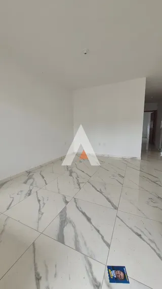 Foto de um ambiente interno com piso de mármore claro.