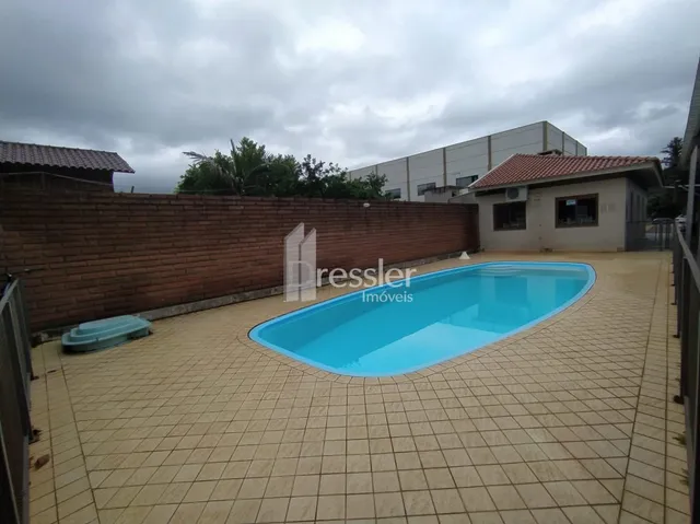 Foto de uma piscina externa com deck em Lajeado, Brasil.