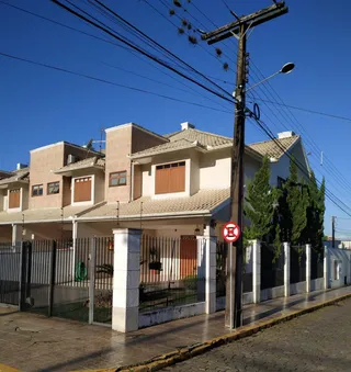 Fachada de uma residência em Lajeado, Brasil, com cerca e muro.