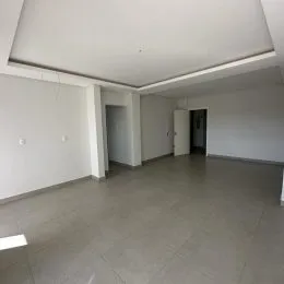 Foto de um ambiente interno amplo e vazio de uma residência.