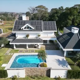 Foto da casa com piscina e jardim em Lajeado.