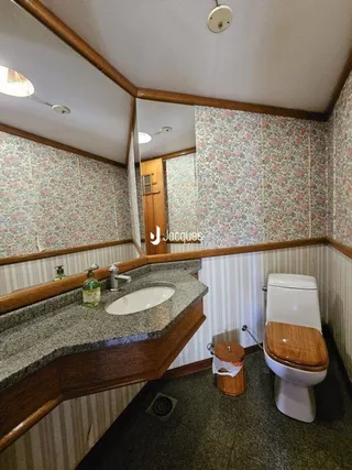Interior de uma sala com revestimento de parede e rodapé em Lajeado.