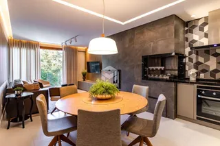 Sala de estar com mesa de jantar em apartamento em Lajeado.