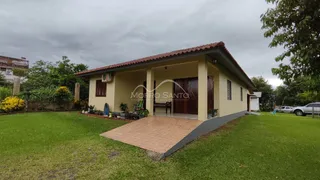 Fachada de uma casa térrea em Lajeado, Brasil, com telhado de telhas e jardim gramado.