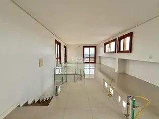 Hall de entrada com piso de cerâmica e portas de madeira.