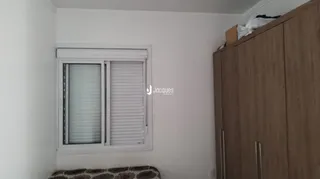 Quarto com janela e armário de madeira em uma residência.