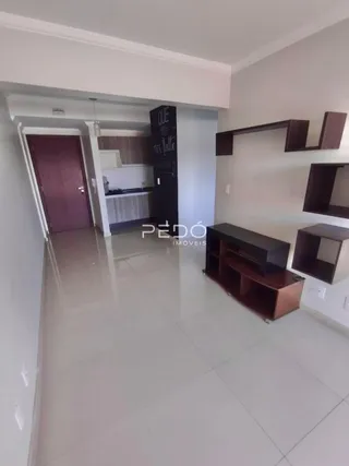 Hall de entrada com piso claro e portas de madeira.