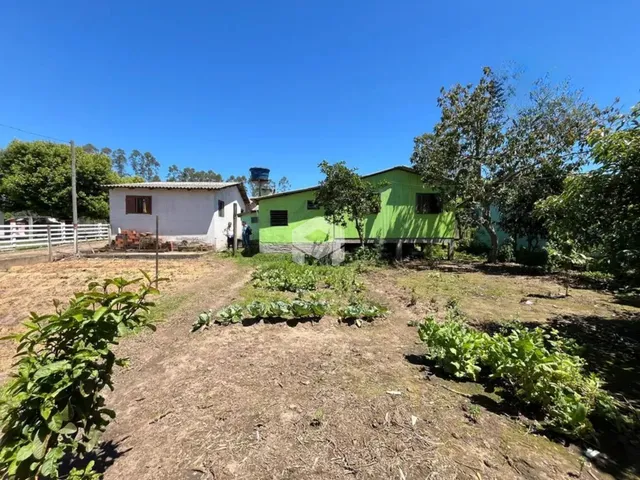 Vista externa de duas casas em Lajeado, Brasil, com jardim em primeiro plano.