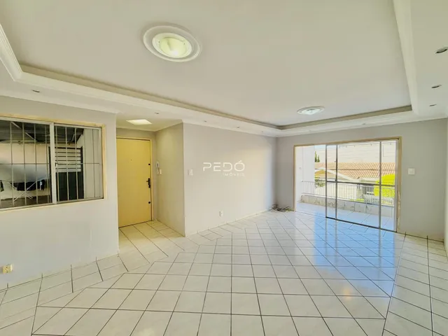 Ambiente interno com piso de cerâmica e paredes brancas.