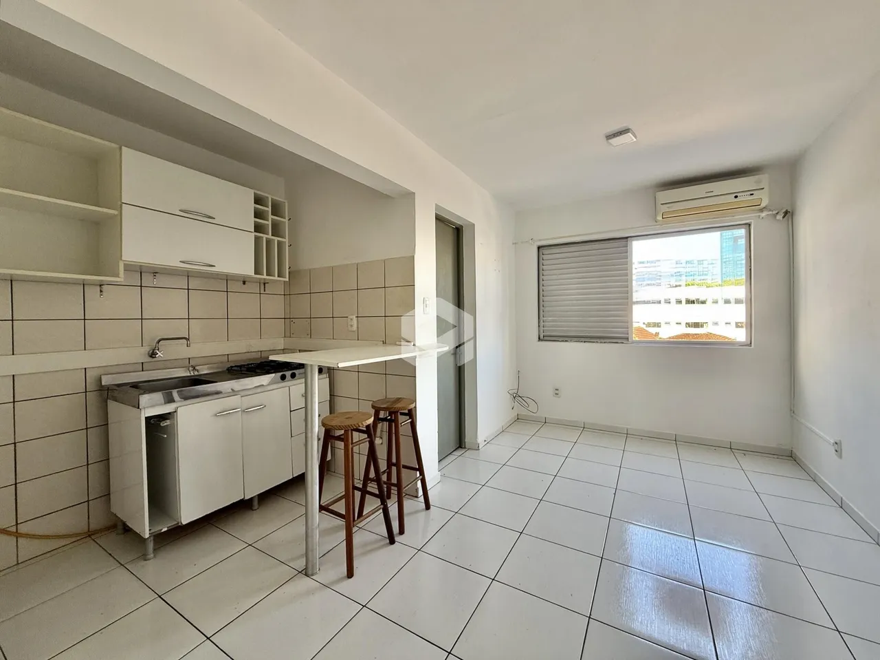 Foto de uma cozinha com piso de cerâmica e bancada branca.