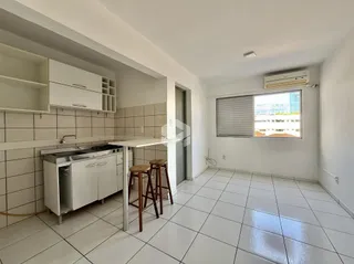 Foto de uma cozinha com piso de cerâmica e bancada branca.