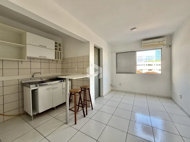 Foto de uma cozinha com piso de cerâmica e bancada branca.
