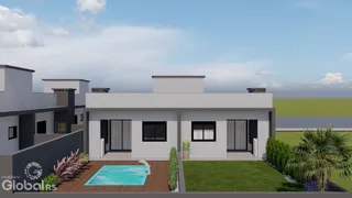 Fachada de uma residência com piscina e jardim em Lajeado.