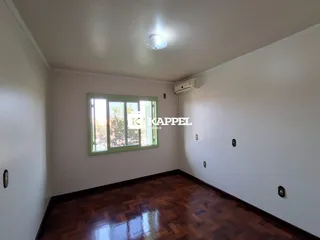 Sala de estar com piso de madeira e janela.