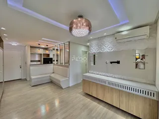 Sala de estar moderna com piso de madeira clara e painéis brancos.