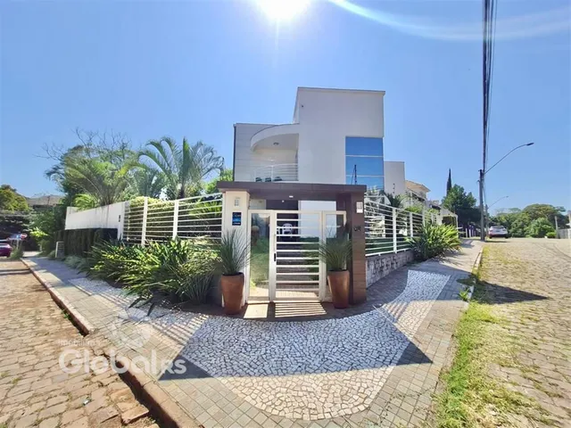 Fachada de uma residência em Lajeado, Brasil com muro e jardim na frente.