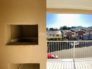 Fachada de uma residência em Lajeado, Brasil, com cerca e área externa.