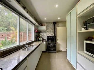 Vista da cozinha com bancada e janela em imóvel no Lajeado.