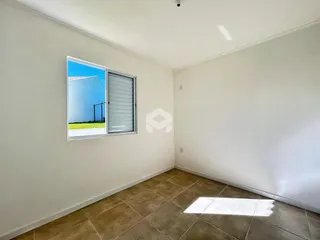 Ambiente interno de uma sala com janela que oferece vista para o exterior.