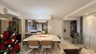 Sala de jantar e cozinha moderna com piso de mármore claro.