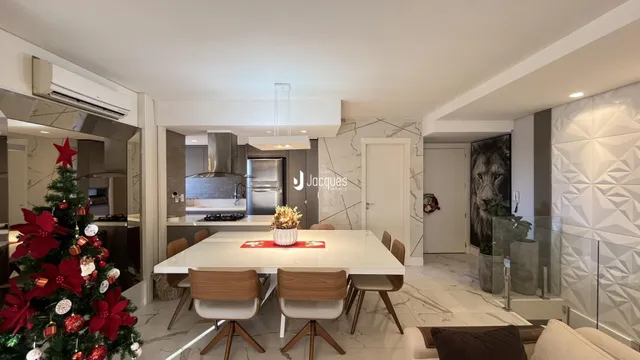 Sala de jantar e cozinha moderna com piso de mármore claro.