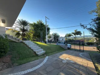 Vista da fachada de uma propriedade com jardim e acesso em Lajeado, Brasil.