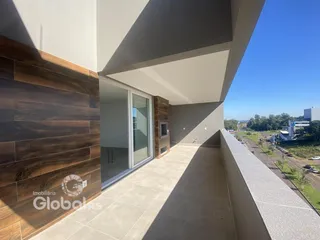 Vista da varanda moderna com piso de concreto e revestimento de madeira.