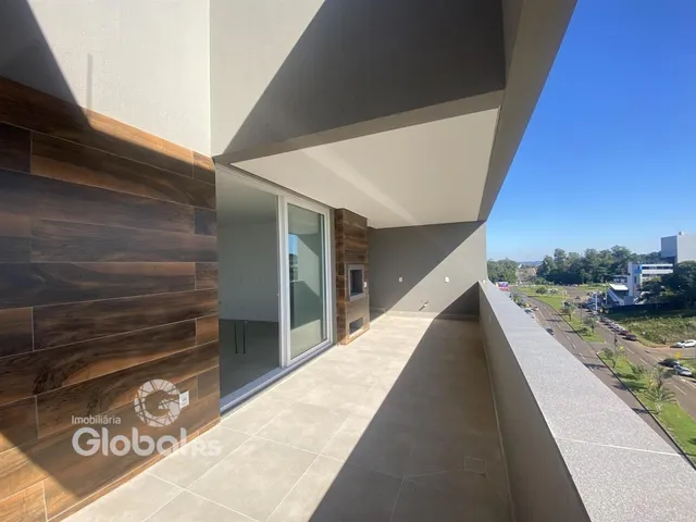 Vista da varanda moderna com piso de concreto e revestimento de madeira.