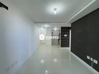 Hall de entrada com piso claro e paredes brancas em um imóvel.