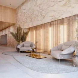 Sala de estar moderna com sofá claro e painel de madeira na parede de fundo.